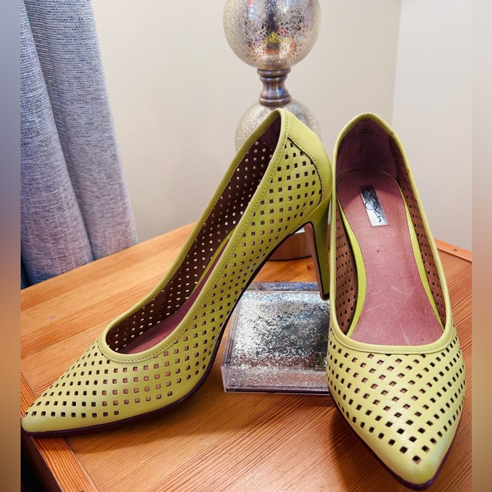 *SALE* ‘Mandie' Perforated Pointy Toe Pump (Women)
Halogen - Picture 3 of 9
